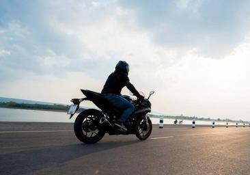 Hasta 500 euros por serpentear en moto en las retenciones o pegarse a otros por detrás