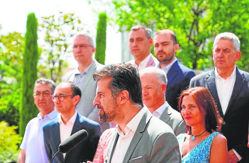 Tudanca en la presentación de los candidatos, con Izquierdo (segunda fila, 1 izqu) y Arribas (tercero por la izquierda)