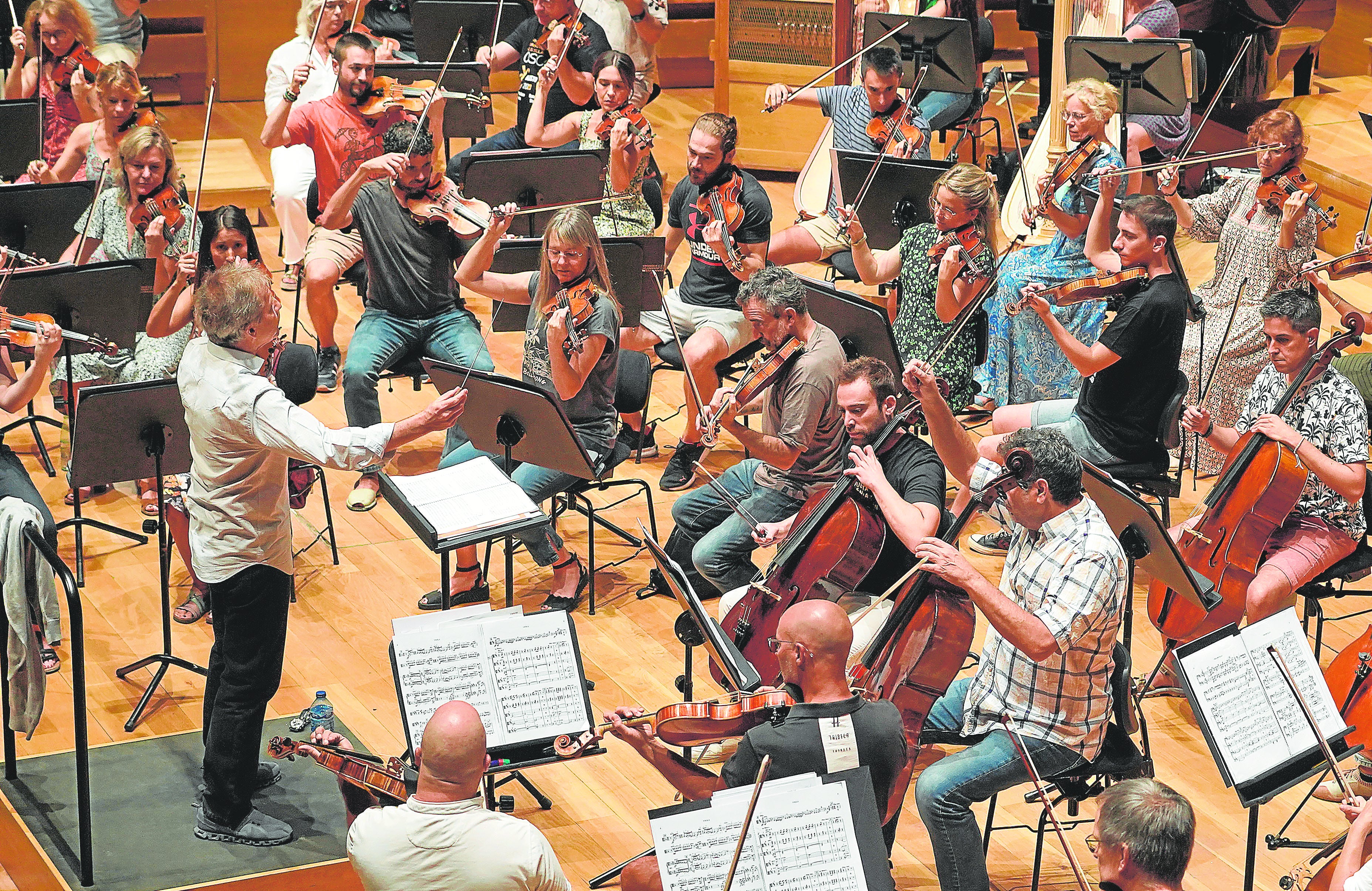 Ensayo general de la OSCyL, ayer en el Centro Cultural Miguel Delibes, antes de iniciar su gira europea