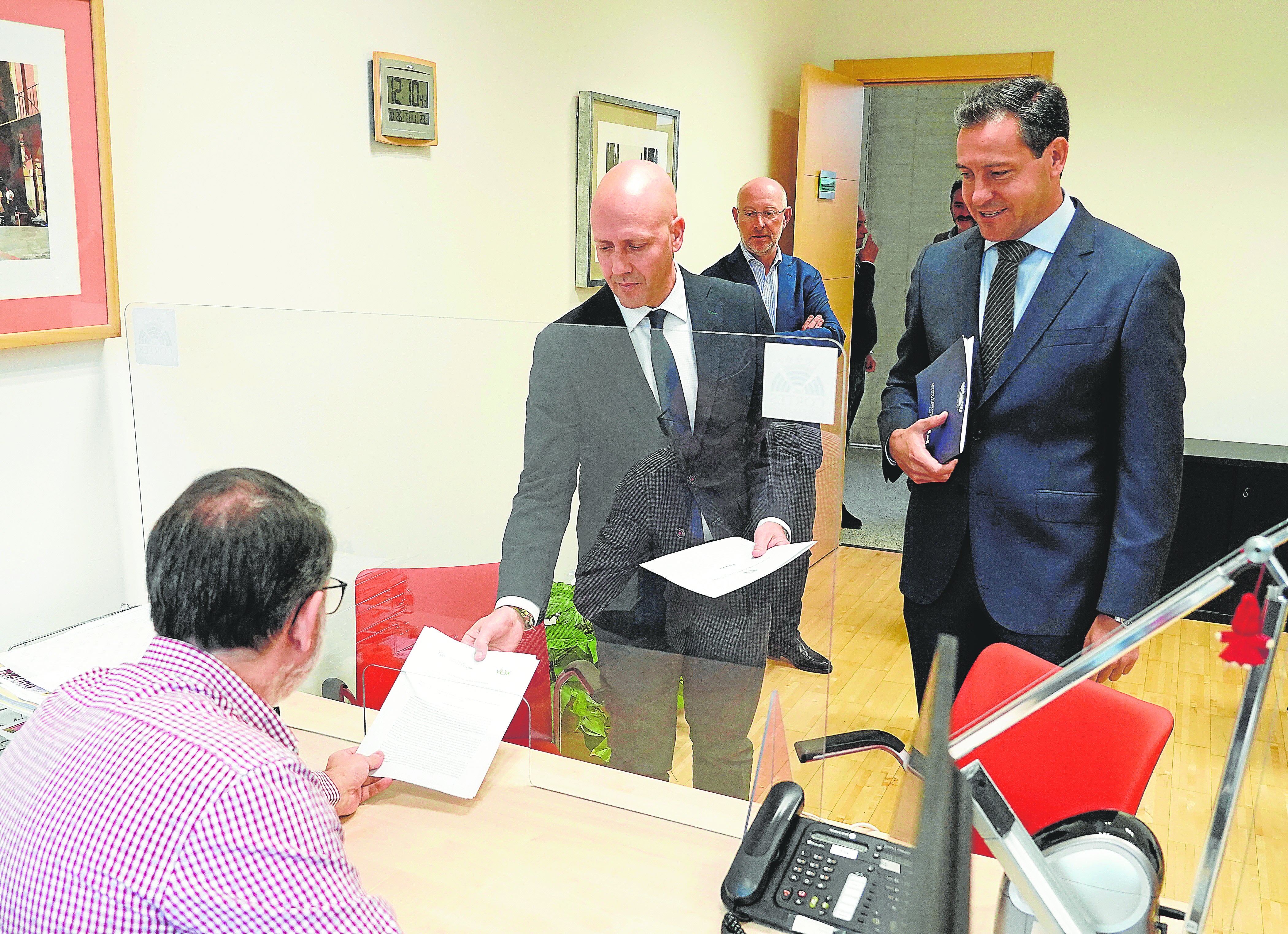 Raúl de la Hoz (PP) y Carlos Menéndez (Vox) presentan su Proposición de Ley para la reforma del Ecyl en el registro de las Cortes