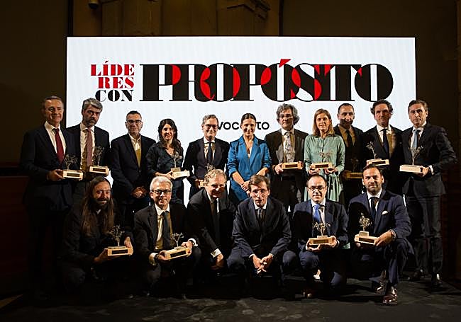 De izquierda a derecha, en la fila superior, Enrique Polo de Lara, CEO de Salesforce Iberia; Luis Enríquez, CEO de Vocento; Vala Afshar, Chief Innovation Evangelist Officer de Salesforce; Cristina Salmerón, directora de marca de Grupo Iberostar; Jaume Miquel, presidente y CEO de Tendam; Samary Fernández Feito, directora general del área de Lujo, Estilo de Vida y Revistas de Vocento; Juan Abarca Cidón, presidente de HM Hospitales; Marina Peña, directora de Márketing de Santander España; Eduardo Petrossi, consejero delegado de Mahou-San Miguel; y Juan Alonso de Lomas, CEO de L'Oréal España. Debajo, Alfonso González, CSO de Havas Media Group; Jesús Ponce, presidente de Novartis España; Ignacio Ybarra, presidente de Vocento; José Luis Martínez-Almeida, alcalde de Madrid; Pedro Calvo, director de comunicación de Telefónica España; y Erwan de la Villéon, CEO de Puy du Fou España