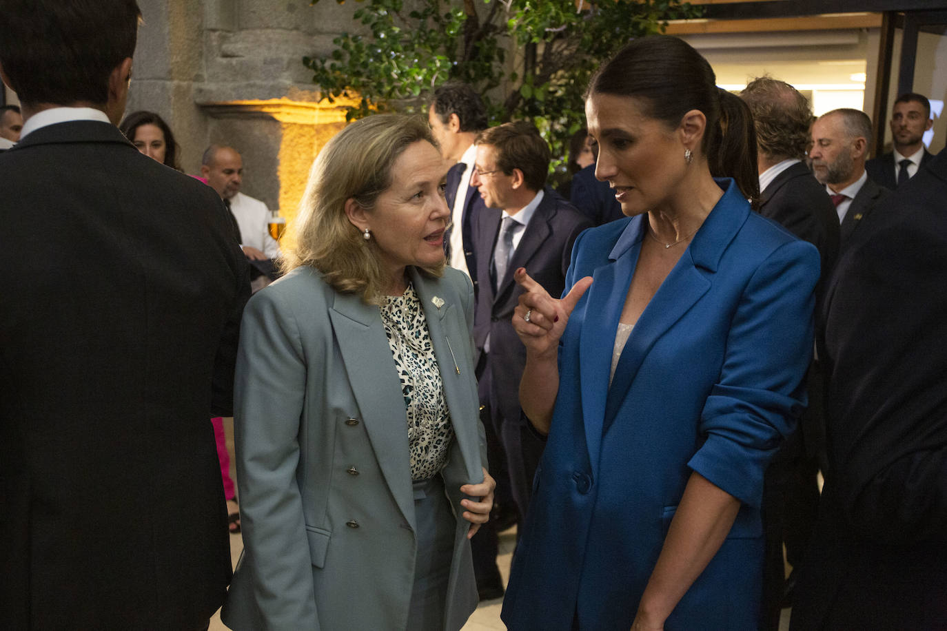 Nadia Calviño charla con Samary Fernández Feito