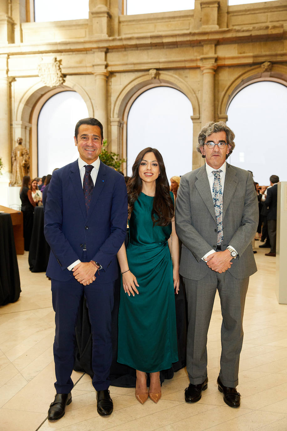 Roberto Sanz, dircom; Rocío San José, responsable de RR II; y Juan Abarca, presidente y director general de HM Hospitales