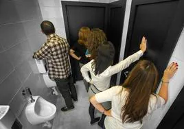 La brecha de género invisible que explica las colas en los baños de mujeres