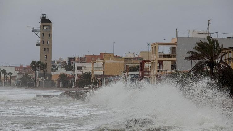 El mar se traga las playas españolas: 18 millones de metros cúbicos de arena para salvarlas