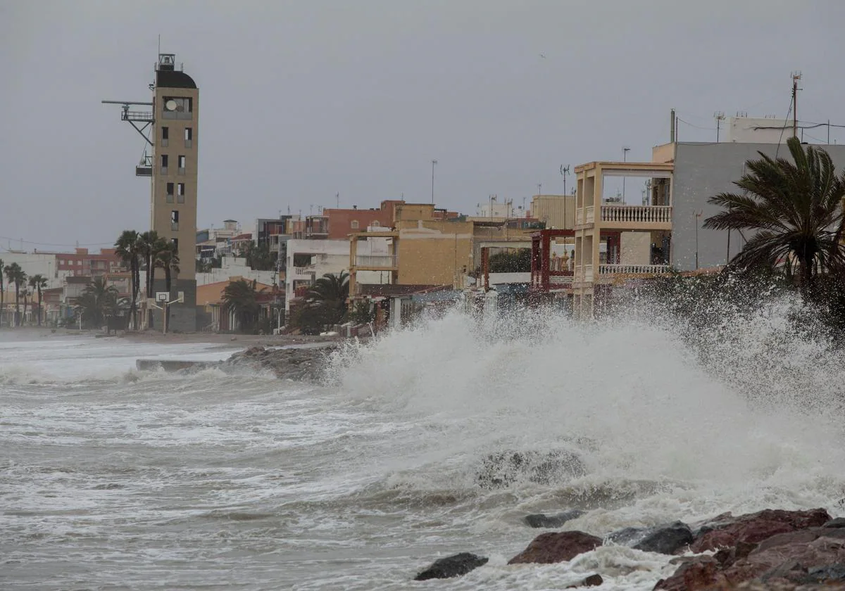 El mar golpeando la costa levantina.