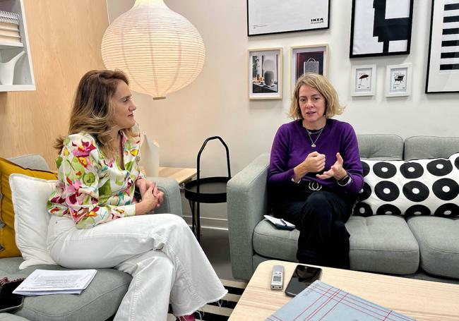Laura Durán, directora general de Desarrollo de Negocio y Sostenibilidad de IKEA en España, y Teresa López (derecha), presidenta de Fademur