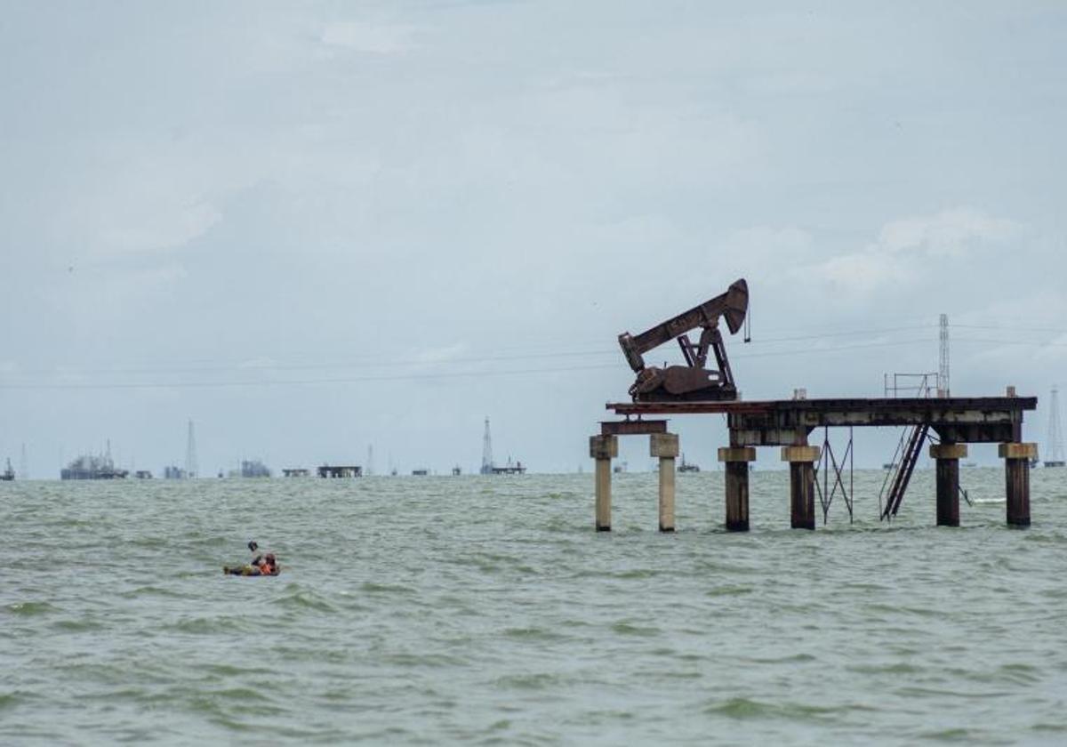 Vista de vieja infraestructura petrolera sobre la costa oriental del Lago de Maracaibo.
