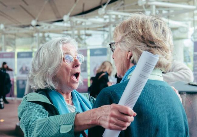 Las activistas suizas, tras conocerse la sentencia en Estrasburgo.
