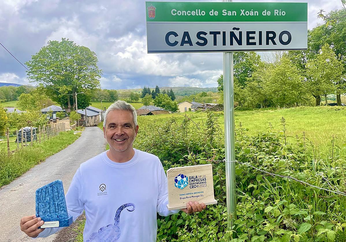 Juan Carlos Pérez en el pueblo donde surgió la idea de 'Aldealista'.