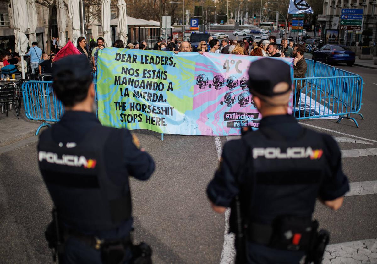 El colectivo Rebelión o Extinción (XR) protesta por criminalización de la ciencia y el movimiento climático.
