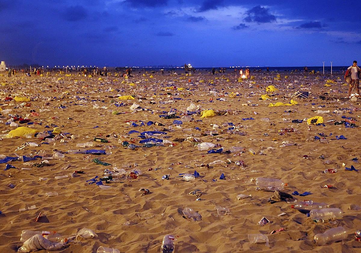Imángenes de la playa de la Malvarrosa de Valencia, llena de basura, tras la celebración de la noche de San Juan.