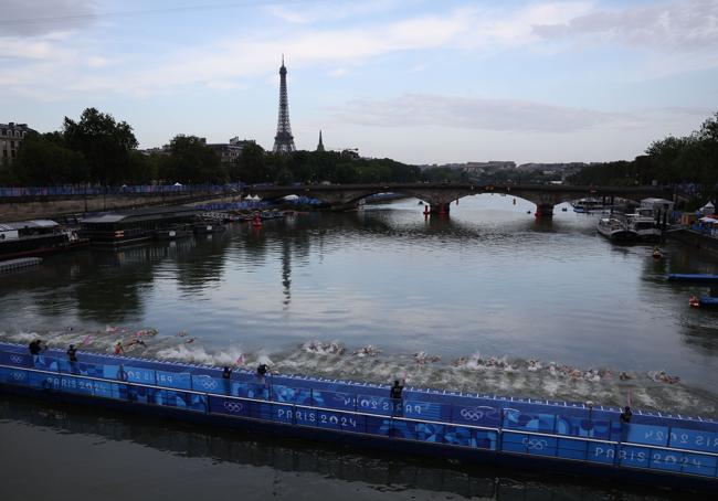 Inicio de la prueba femenina de triatlón en París.