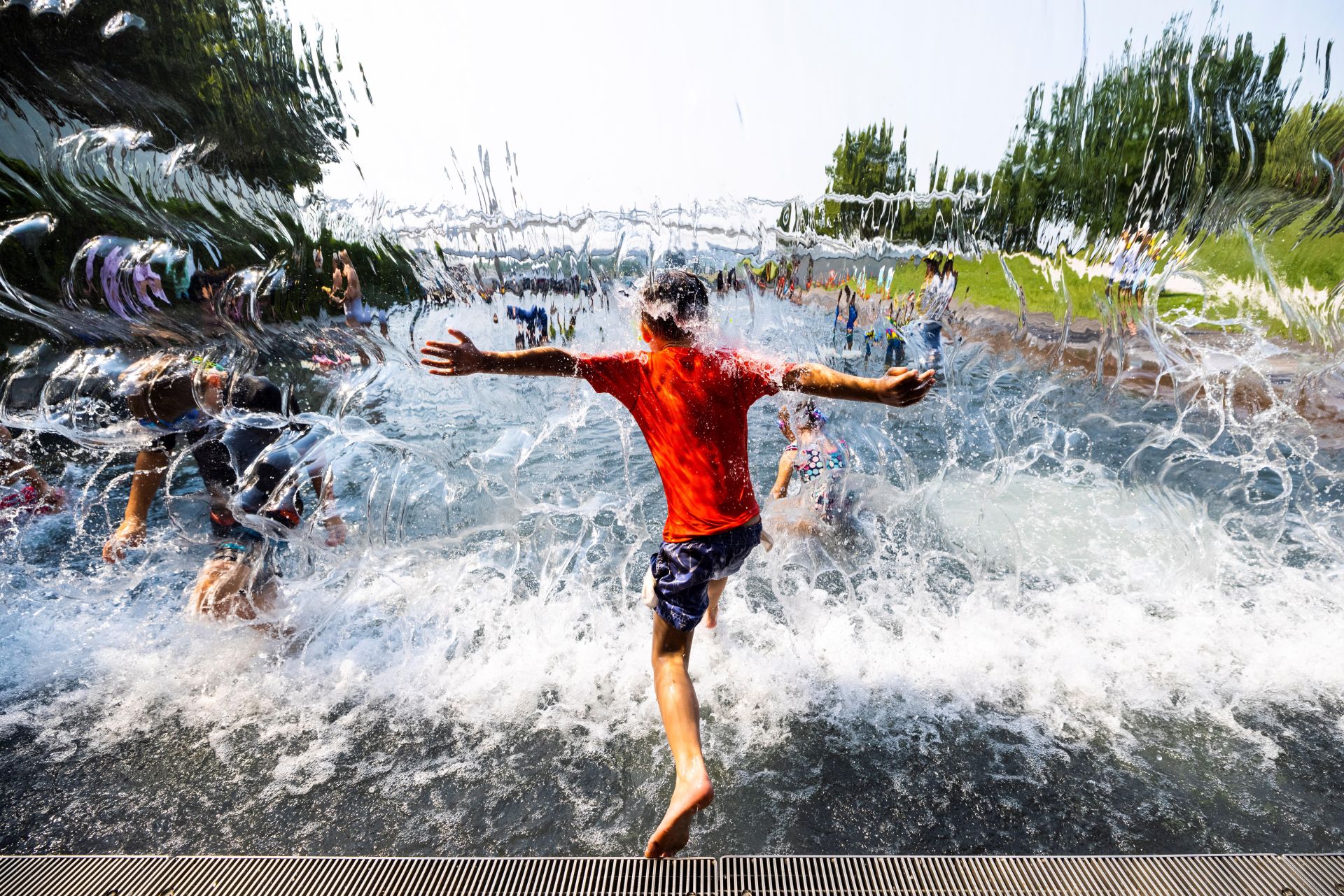 Unos niños se refrescan en una fuente públicao en EE UU durante el verano de 2024.