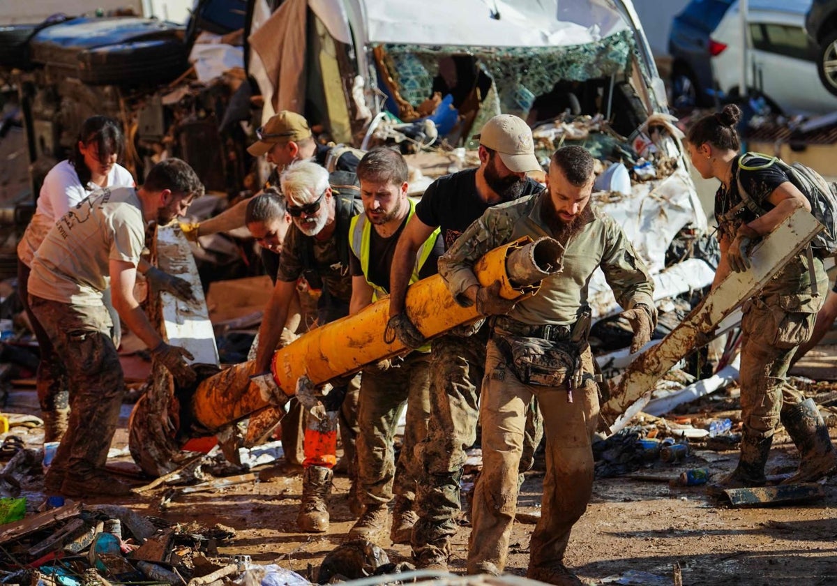 Militares españoles trabajan en las zonas arrasadas por la DANA mortal