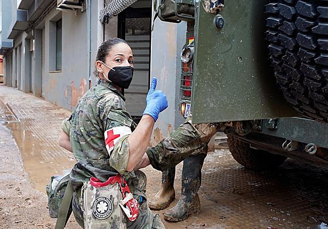 Una militar durante las tareas de reconstrucción en Benetusser.