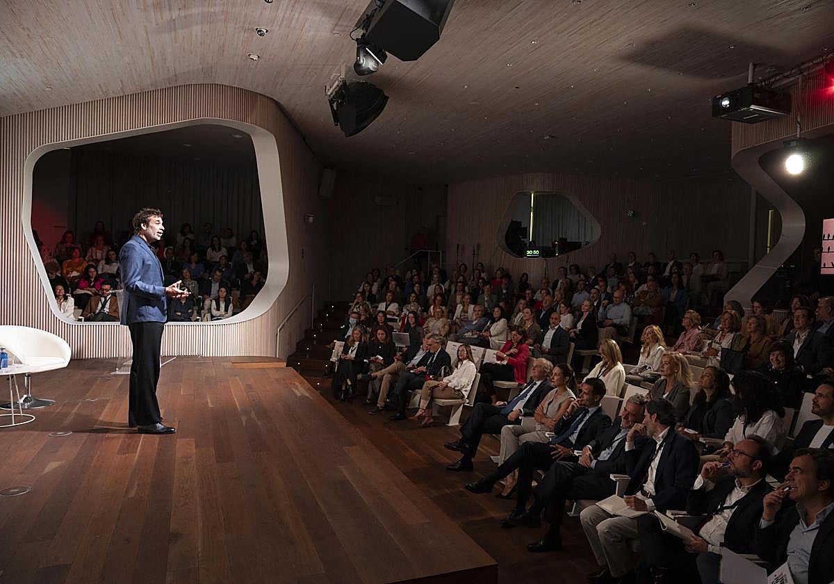 El neurocientífico Mariano Sigman durante su ponencia en el auditorio Francisco Ginés de los Río