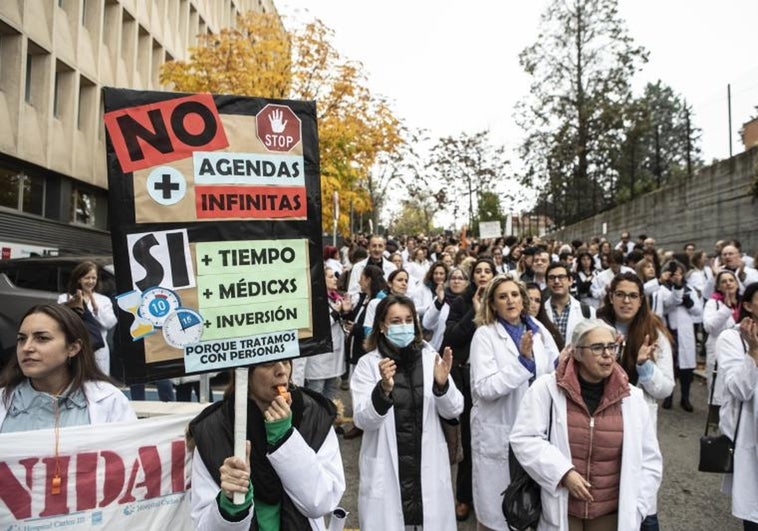 Ayuso plantea menos citas en Atención Primaria e incentivos a los MIR para acabar «hoy mismo» con la huelga de médicos