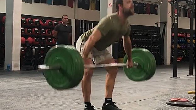 Cuando la barra supera la altura de las rodillas llega el momento de aplicar la máxima explosividad, hasta entonces hay que controlar la trayectoria de la barra para que no se desplace hacia delante