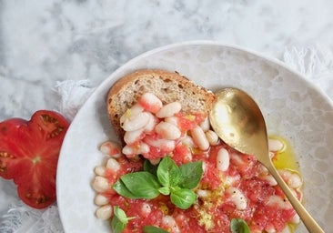 Alubias blancas con tomate natural, una receta rica en fibra y proteínas