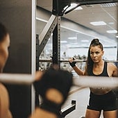 Qué debes saber antes de elegir el peso libre o las máquinas de tu gimnasio
