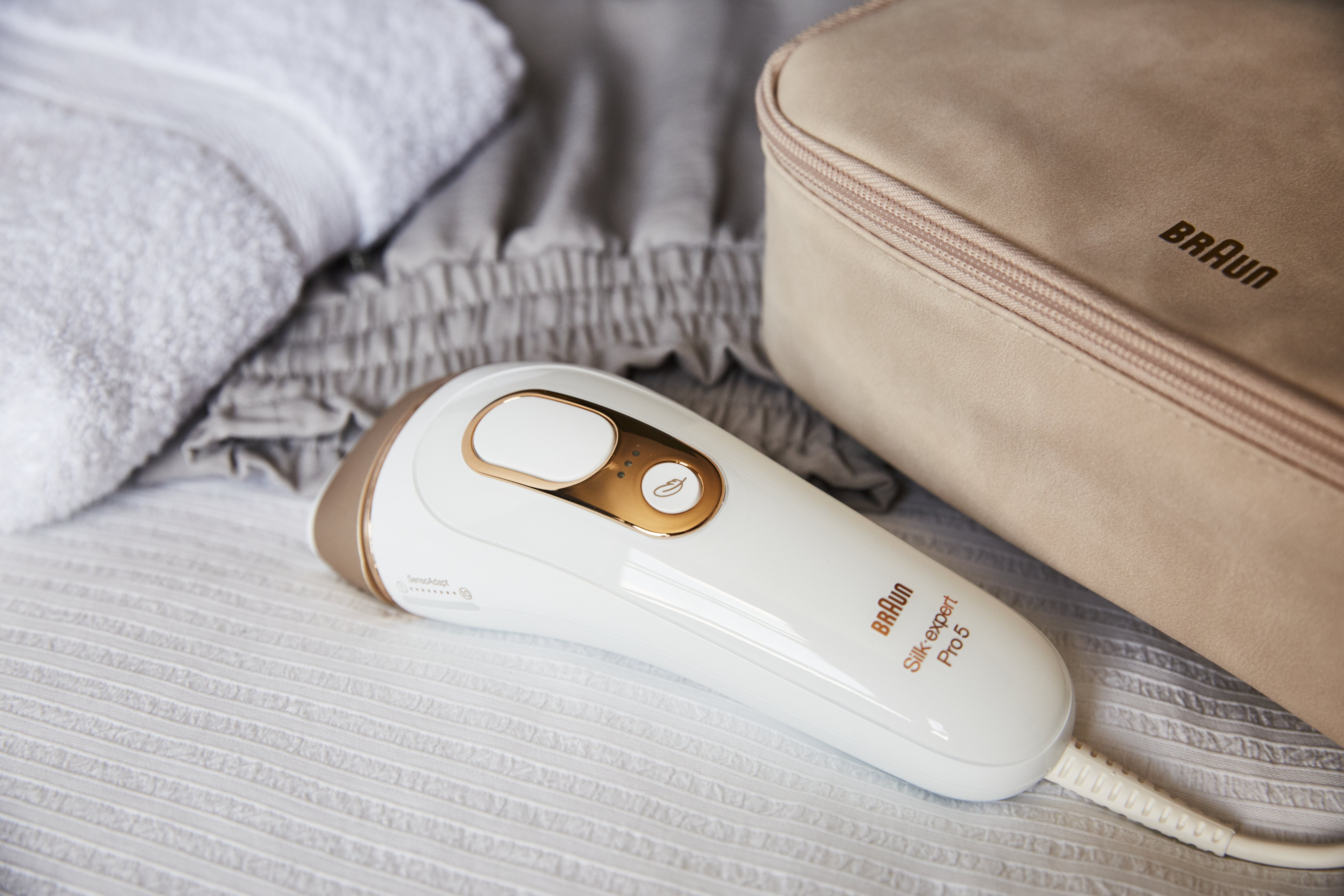 Eliminar el vello para siempre es posible gracias a la luz pulsada, y ya no es necesario ir a un centro de belleza para hacerlo desaparecer. ¿Crees que a esa mujer a la que tanto admiras le hará ilusión un regalo así? Esta herramienta de Braun hace ese sueño realidad.