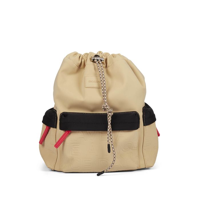 Mochila idónea para todas esas actividades anuales en las que necesitamos llevar de todo. Es de Gioseppo y cuesta 59,95 euros. Disponible en más colores.