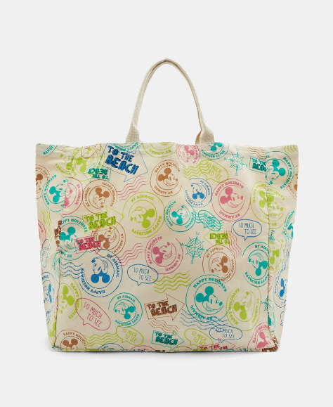 Una shopper vale para todo: ir a la compra, ir a la playa, ir al gimnasio... Y en esta de Disney coge todo lo que una pueda imaginarse. ¡Un regalo diferente! Su precio es de 19,99 euros en El Corte Inglés.