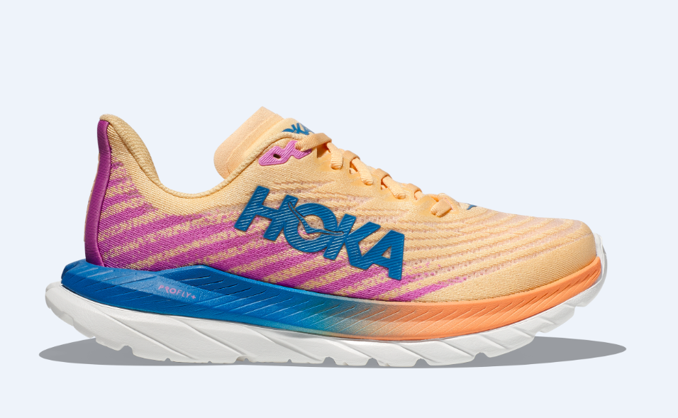 Mach 5 es un modelo célebre dentro de la colección de carretera de HOKA. Una zapatilla para todos, desde atletas orientados al rendimiento hasta principiantes, lo que las convierte en un reflejo perfecto de los valores de HOKA asociados a la conexión humana y emocional a través del movimiento.