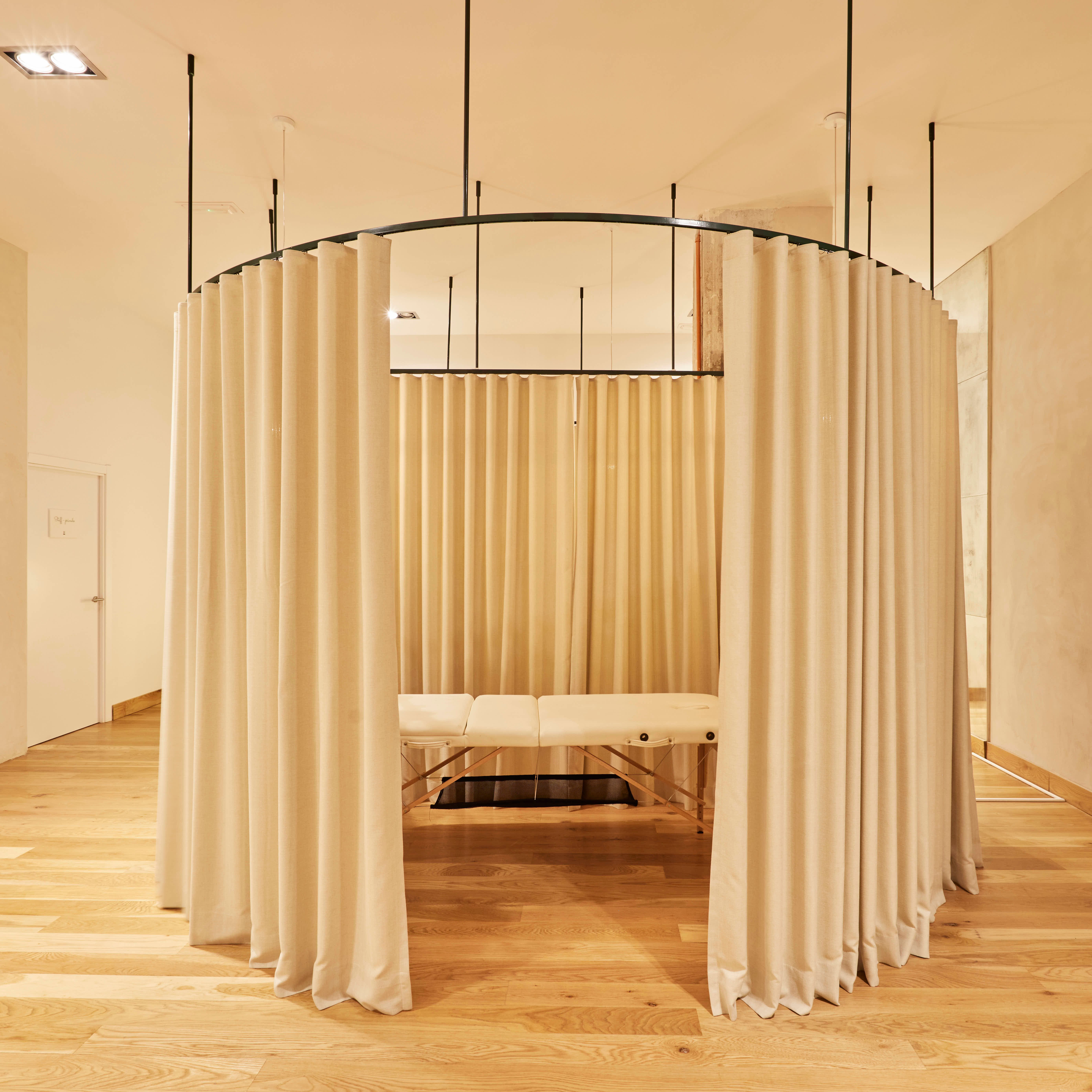 El centro multidisciplinar de bienestar, The Garden ofrece varios tipos de masajes perfectos para el Día de la Madre, como el masaje tailandés, que utiliza técnicas de estiramiento para liberar la tensión y restaurar la energía, y el masaje Lomi Lomi, que utiliza movimientos de antebrazo para crear ondas relajantes y vigorizantes en todo el cuerpo. Otras opciones incluyen la Maderoterapia, que utiliza utensilios de madera para tonificar el cuerpo y mejorar la circulación, y el Masaje Facial Japonés, que implica limpieza, drenaje linfático y masaje facial.