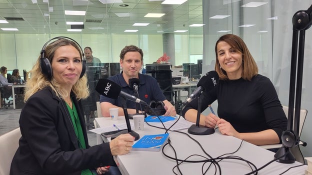 Las periodistas Laura Pintos y Raquel Alcolea junto al psicólogo Sebastián Girona durante la grabación del podcast 'Abecedario del Bienestar'