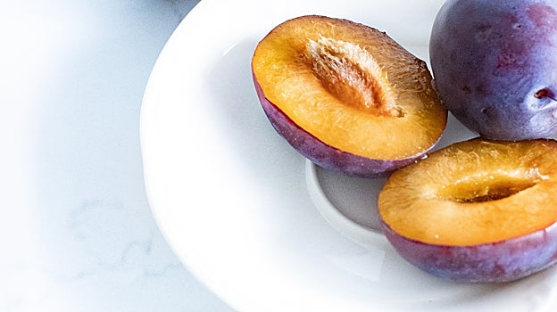 Por qué debes comer cuatro ciruelas al día