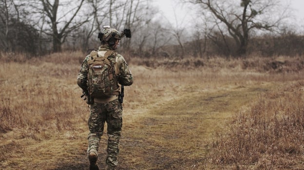 Soldado de infantería marchando con su mochila