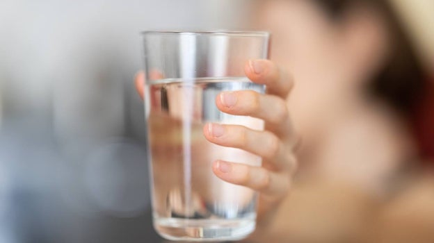 Agua, la mejor bebida para hidratarse.