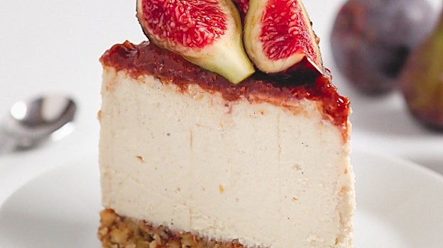 Porción de la tarta de higo y yogur vegetal.