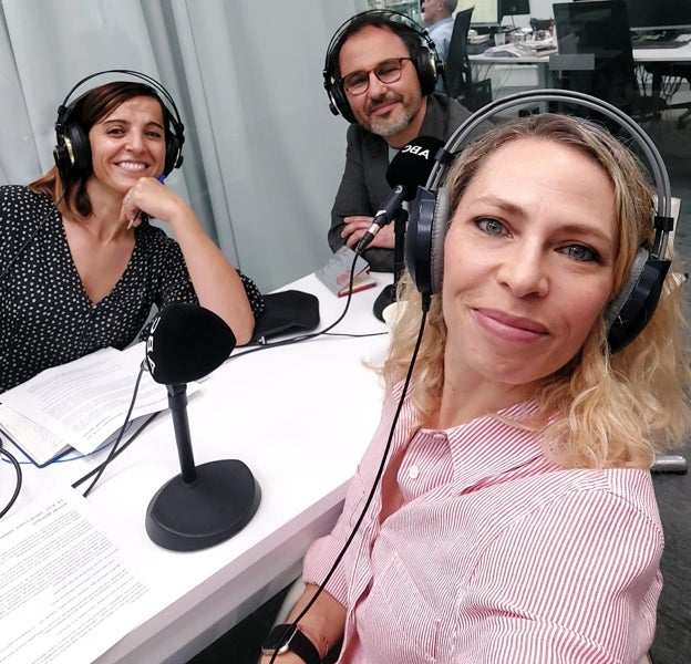 Las periodistas Laura Pintos y Raquel Alcolea, con el psicólogo Tomás Navarro, durante la grabación del podcast 'Abecedario del Bienestar'