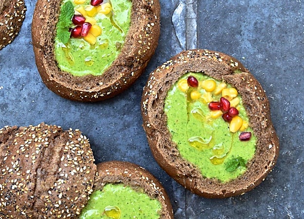 Gazpacho verde sobre bol de panecillos.