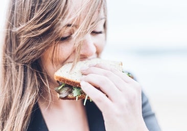 Comer por aburrimiento en verano: por qué tenemos hambre a todas horas y qué solución hay