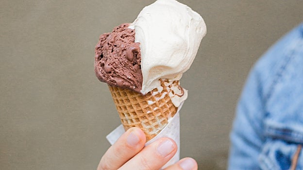 Comer por aburrimiento en verano: por qué tenemos hambre a todas horas y qué solución hay