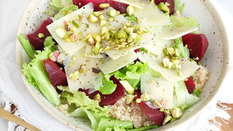 Recetas de verano: Ensalada antioxidante con quinoa, remolacha, queso y pistachos