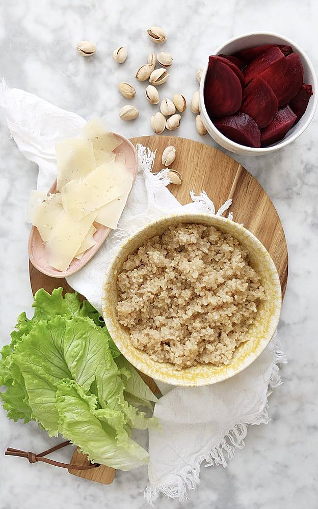 La ensalada está compuesta de quinoa, remolacha, queso y pistachos.
