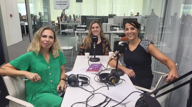 Las periodistas Laura Pintos y Raquel Alcolea, con la psicóloga Silvia Llop durante la grabación del podcast Abecedario del Bienestar.