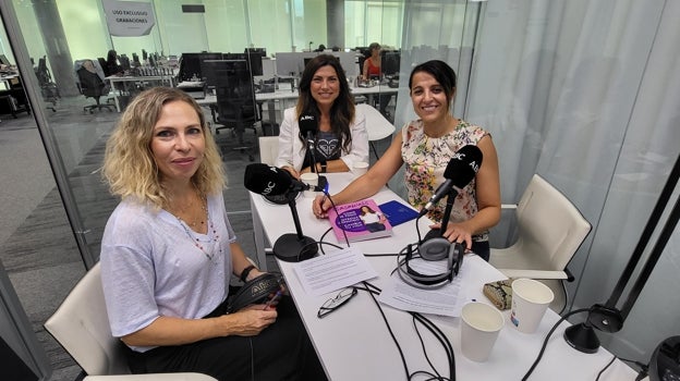 Las periodistas Laura Pintos y Raquel Alcolea, junto con Isabel Llano, Isasaweis, durante la grabación del podcast 'Abecedario del Bienestar'