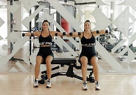 Entrenamiento en una silla: cuatro ejercicios con mancuernas para endurecer los brazos