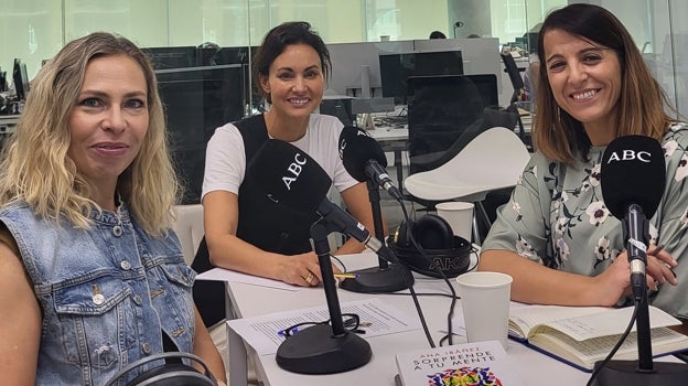 Las periodistas Laura Pintos y Raquel Alcolea, durante la grabación del podcast 'Abecedario del Bienestar' con Ana Ibáñez,