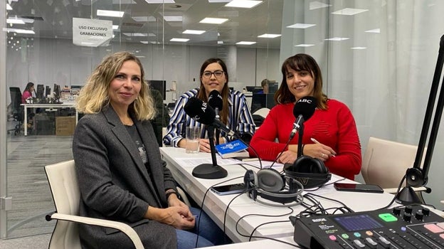Las periodistas Laura Pintos y Raquel Alcolea, con la Dra. Karina Cuiñas durante la grabación del podcast Abecedario del Bienestar.