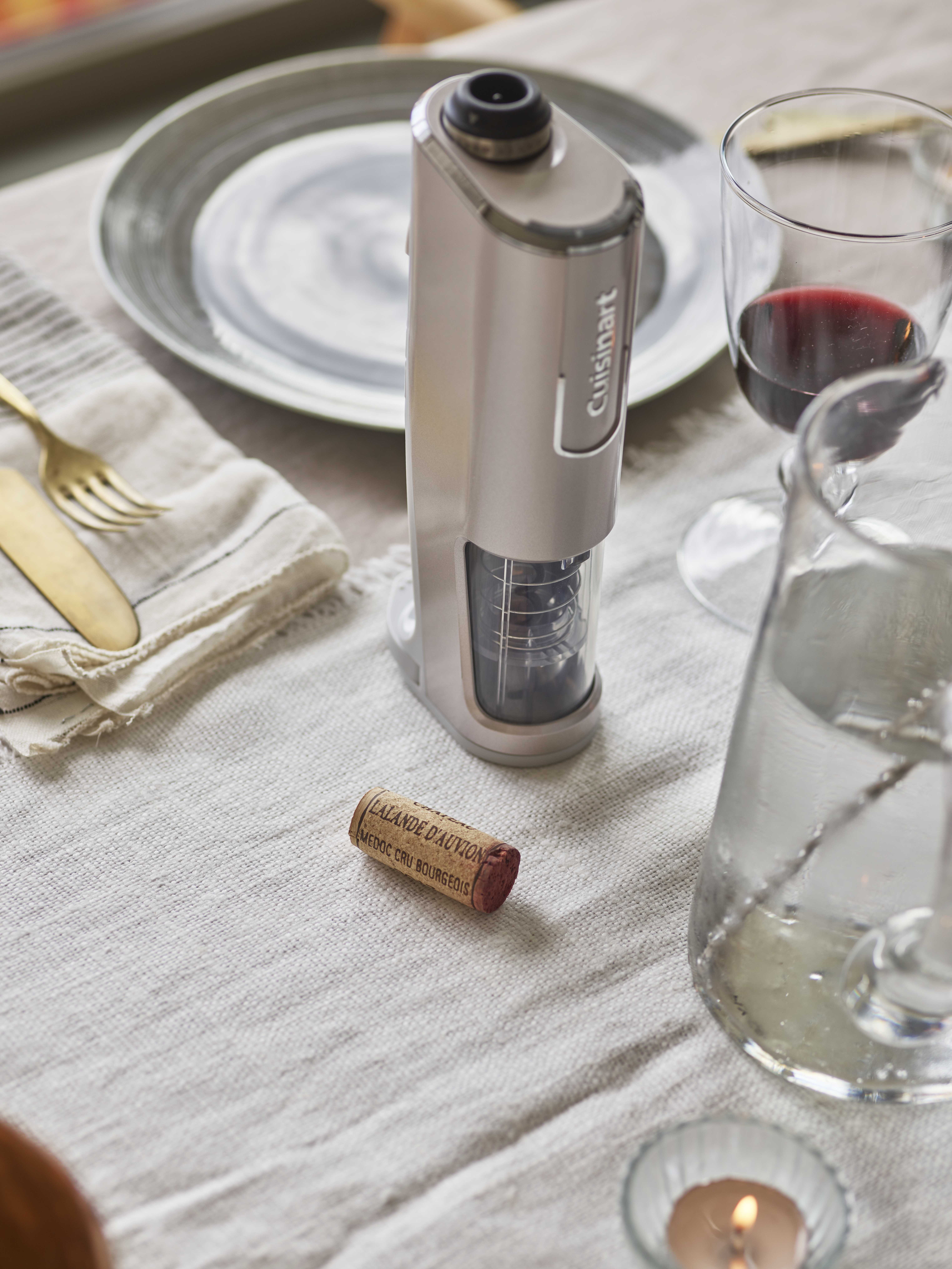 Este sacacorchos 4 en 1 es un indispensable en la mesa esta Navidad. No necesita cables y es de tamaño compacto y ligero. Disponible en Cuisinart.