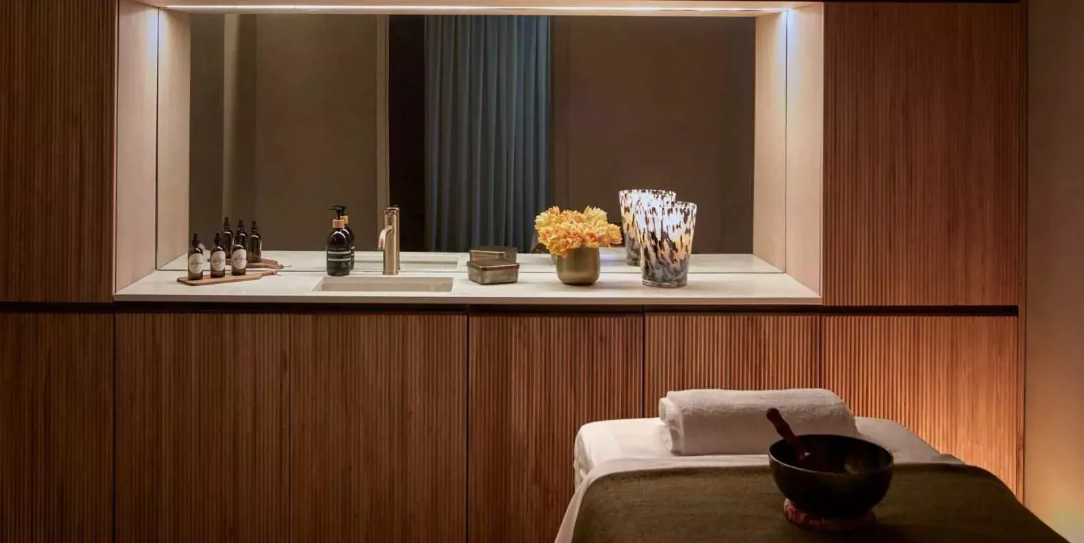 Ahí donde duele, tanto en lo físico como en lo mental, en Six Harmonies  consiguen que sea más leve y salgas de su clínica mucho mejor y relajado. Tienen un buen abanico de tratamientos tanto corporales como faciales y se adaptan a las necesidades del paciente en todo momento.