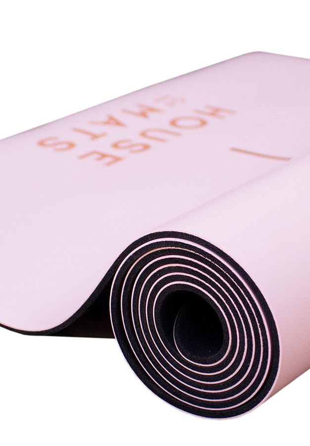 Los ejercicios de suelo, además del yoga, es mejor hacerlos sobre una esterilla de calidad, como esta de House of Mats disponible en Sowll.