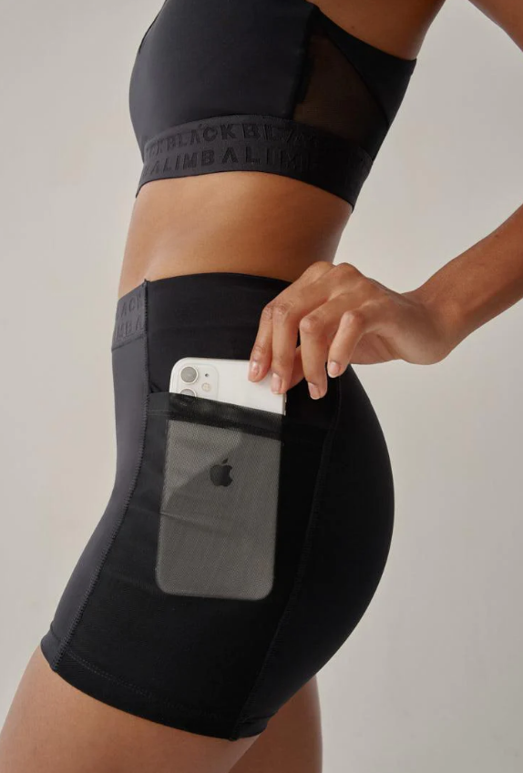 Este short deportivo compresivo de Black Limba es perfecto para quienes no se separan de su smartphone, ya que cuenta con un bolsillo para ello.